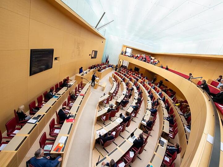 Abgeordnete sitzen im bayerischen Landtag während einer Plenarsitzung. Foto: Sven Hoppe/dpa/Symbolbild