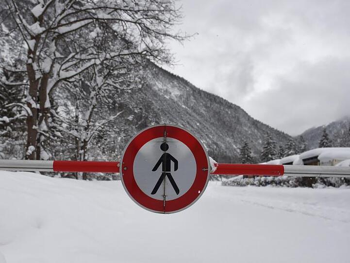 Die Straße nach Österreich ist am Grenzübergang Mittenwald-Scharnitz auf Grund der Lawinengefahr gesperrt. Foto: Angelika Warmuth/Archiv