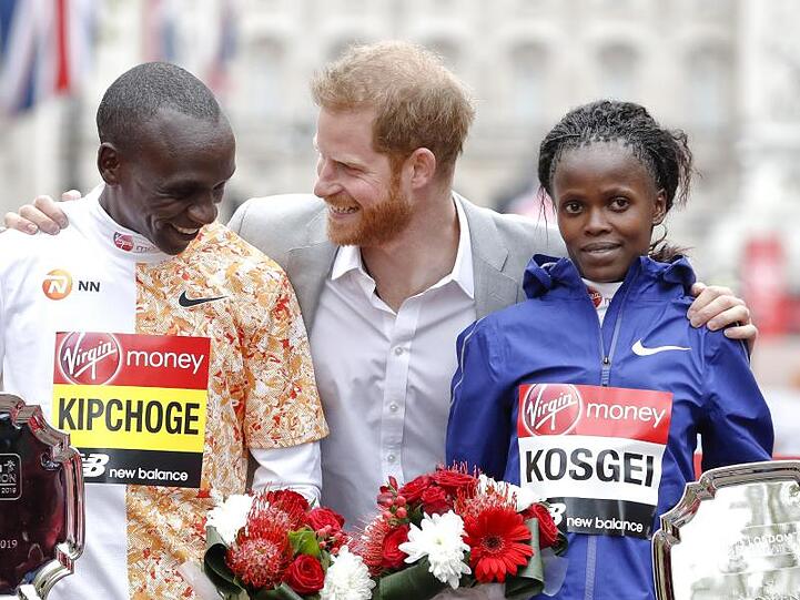 Der Kenianer Eliud Kipchoge hat zum vierten Mal den London-Marathon gewonnen. Bei den Frauen setzte sich die Kenianerin Brigid Kosgei. Prinz Harry freut sich mit den beiden.