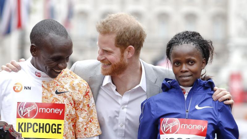 Der Kenianer Eliud Kipchoge hat zum vierten Mal den London-Marathon gewonnen. Bei den Frauen setzte sich die Kenianerin Brigid Kosgei. Prinz Harry freut sich mit den beiden. Der Kenianer Eliud Kipchoge hat zum vierten Mal den London-Marathon gewonnen. Bei den Frauen setzte sich die Kenianerin Brigid Kosgei. Prinz Harry freut sich mit den beiden.