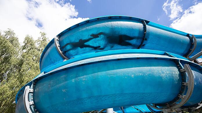 Besucher des FreiBadSoden rutschen in der Wasserrutsche in Bad Soden am Taunus.