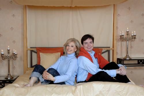 Wenn sie morgens vor ihm aufsteht, findet sie einen Liebesbrief von ihm, dem Nachtmenschen, vor: Bibi Johns und Alex Racic daheim in ihrem Schlafzimmer.