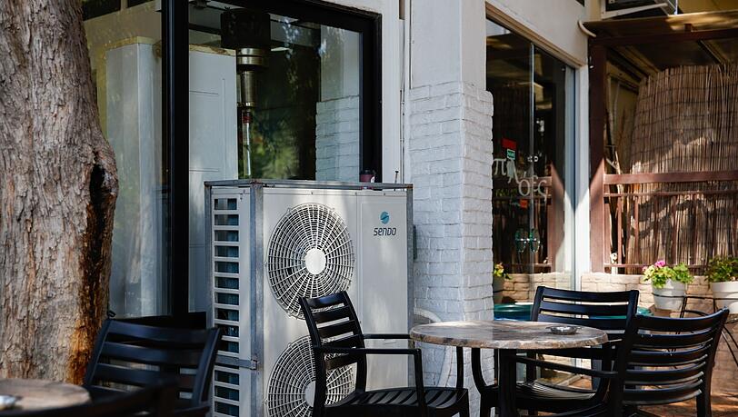 Anderswo ganz normal: ein Klimagerät neben einem Cafétisch in Griechenland. (Archivbild)