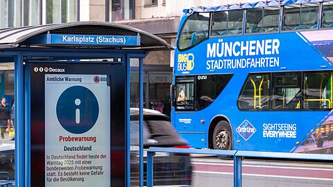 Anzeigetafeln sind Teil des sogenannten Warnmittel-Mix, der sicherstellen soll, dass möglichst jeder eine Warnung erhält.