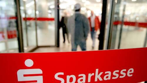Eingang zu einer Sparkassenfiliale: Kunden sollten ihre Verträge neu berechnen lassen, raten Verbraucherschützer.