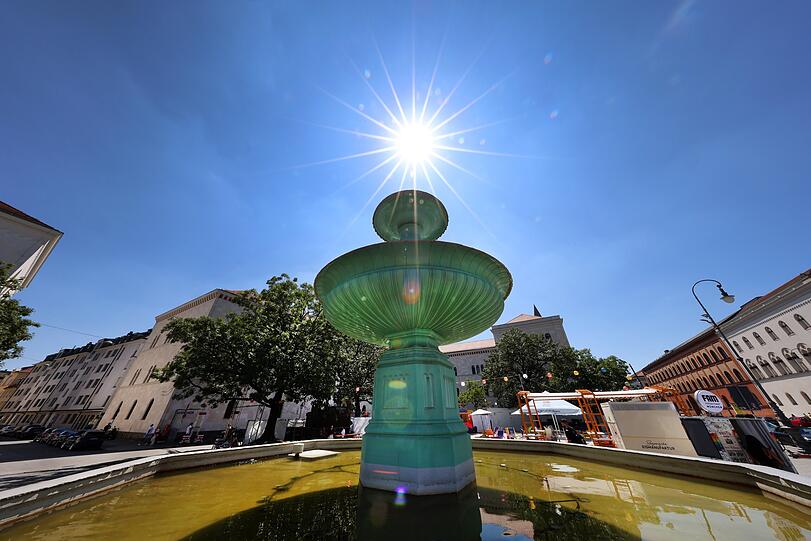 Ebbe am Uni-Brunnen. Hier läuft nichts mehr. Was bleibt, ist bräunliches Brackwasser. Ebbe am Uni-Brunnen. Hier läuft nichts mehr. Was bleibt, ist bräunliches Brackwasser.