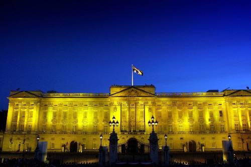Der Buckingham-Palast, Wohnsitz der englischen Königsfamilie. Das Dach des Baalsaals in undicht &ndash; für eine Reparatur fehlt das Geld.