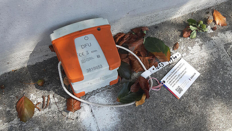 Diese orange-grauen Boxen, sogenannte Geophone, sind Teil eines großen Forschungsprojektes, welches derzeit in und um München durchgeführt wird. Diese orange-grauen Boxen, sogenannte Geophone, sind Teil eines großen Forschungsprojektes, welches derzeit in und um München durchgeführt wird.