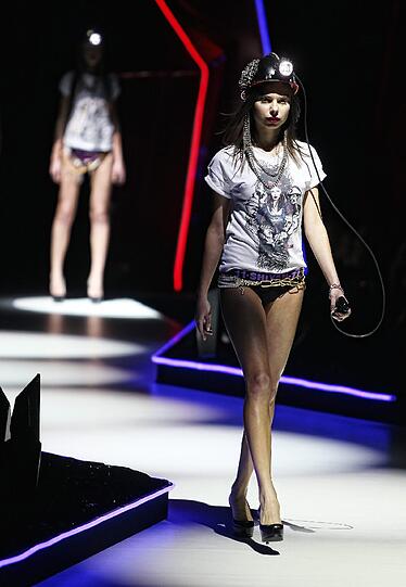 In Moskau findet vom 24. - 28. Oktober die Volvo Fashion Week statt. Schöne Frauen, schrille Outfits und jede Menge Glamour. Die Bilder von der Fahsion Week.