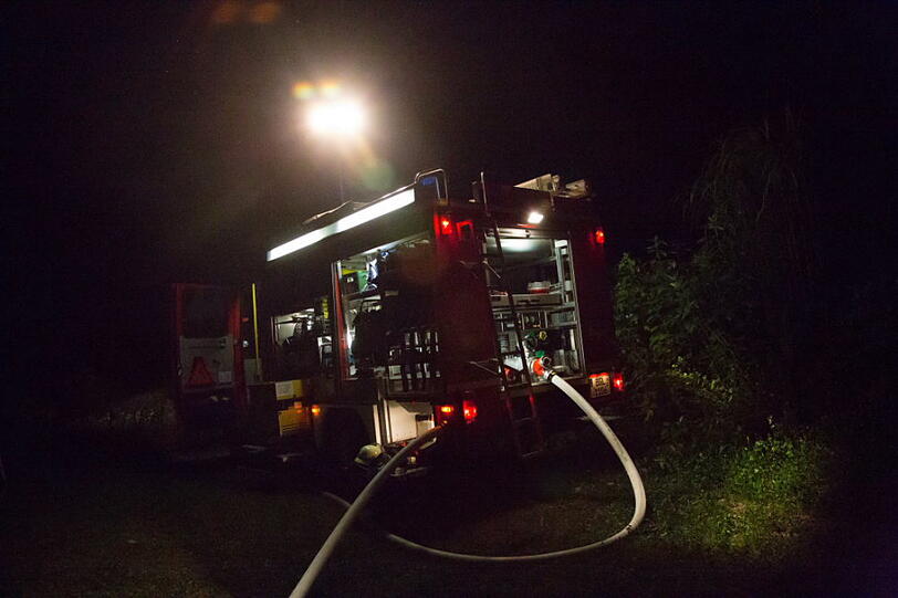 Die Polizei meldete am frühen Morgen: "Aus bisher ungeklärter Ursache kam es am Samstag, 27.07.13, abends, zu einem Waldbrand oberhalb des Thumsees bei Bad Reichenhall." Die Bilder zum Durchklicken.