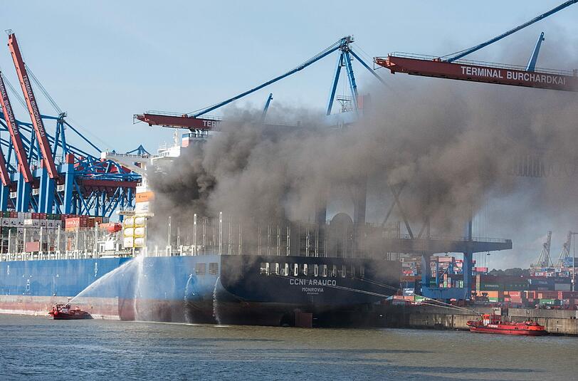 Ein Löschboot bekämpft in Hamburg einen Brand auf dem Containerschiff "CCNI Arauco". Foto: Daniel Bockwoldt