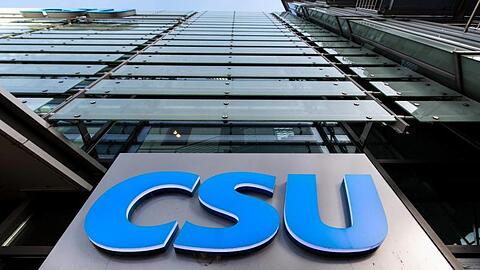 Der Schriftzug "CSU Landesleitung" an der Parteizentrale. Foto: Matthias Balk/dpa/Archivbild