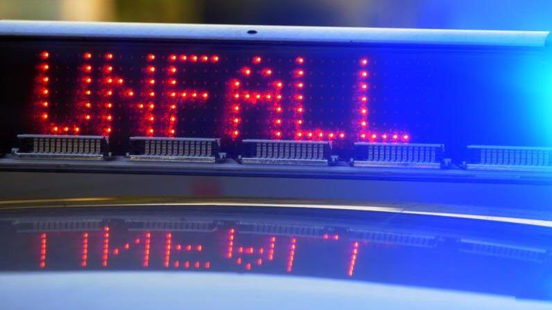 Auf einem Polizeifahrzeug warnt eine Leuchtschrift vor einer Unfallstelle. Foto: Stefan Puchner/Archivbild