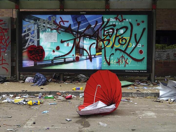 Nahende Lokalwahlen in der von Protesten geschüttelten Millionenmetropole werden zum Stimmungstest.