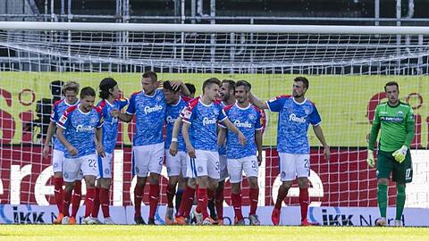 Holstein Kiel feierte einen Heimsieg gegen Bundesliga-Absteiger SC Paderborn.