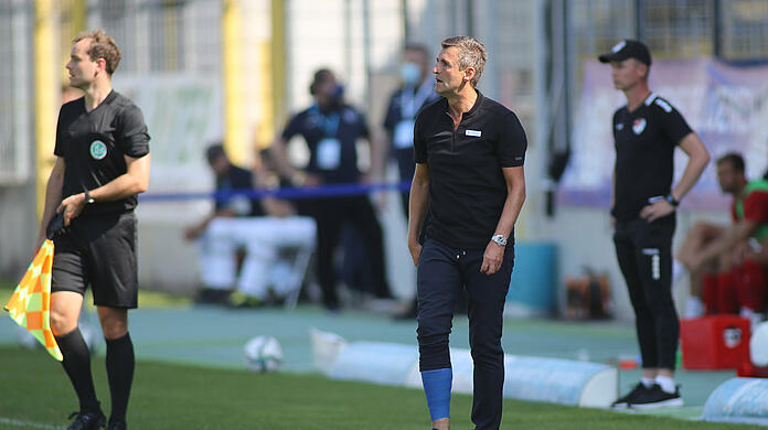 Seine rechte Wade ist dick einbandagiert: Löwen-Trainer Michael Köllner.