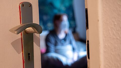 Vater, Mutter und Sohn mussten sich in häusliche Quarantäne begeben. (Symbolbild)