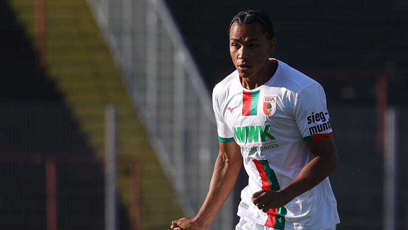 Augsburgs Henri Koudossou spielt den Ball.