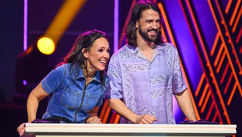 Carolin Kebekus und Bruder David treten gemeinsam in der ProSieben-Show "Wir gegen die!" an. Carolin Kebekus und Bruder David treten gemeinsam in der ProSieben-Show "Wir gegen die!" an.