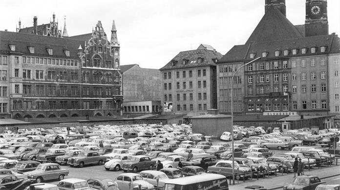 Autos, Autos, Autos: ein Bild vom Marienhof im Jahr 1962.