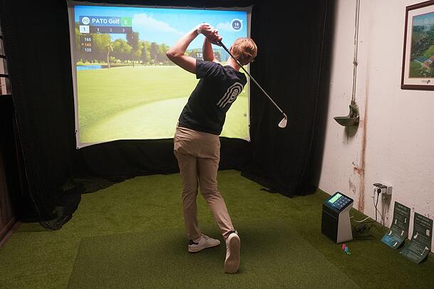 Tobias Schmidt zeigt wie der Golfsimulator funktioniert. Tobias Schmidt zeigt wie der Golfsimulator funktioniert.