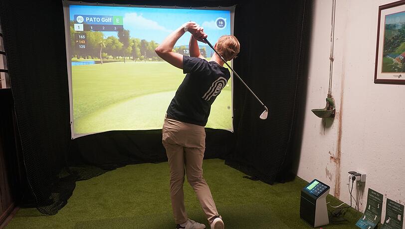 Tobias Schmidt zeigt wie der Golfsimulator funktioniert. Tobias Schmidt zeigt wie der Golfsimulator funktioniert.