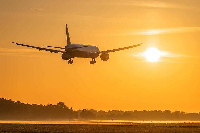 Ein Passagierflugzeug im Landeanflug auf den Flughafen München: Nach der nächtlichen Panne mit hunderten festsitzenden Fluggästen geloben Airport und Lufthansa Besserung. Ein Passagierflugzeug im Landeanflug auf den Flughafen München: Nach der nächtlichen Panne mit hunderten festsitzenden Fluggästen geloben Airport und Lufthansa Besserung.