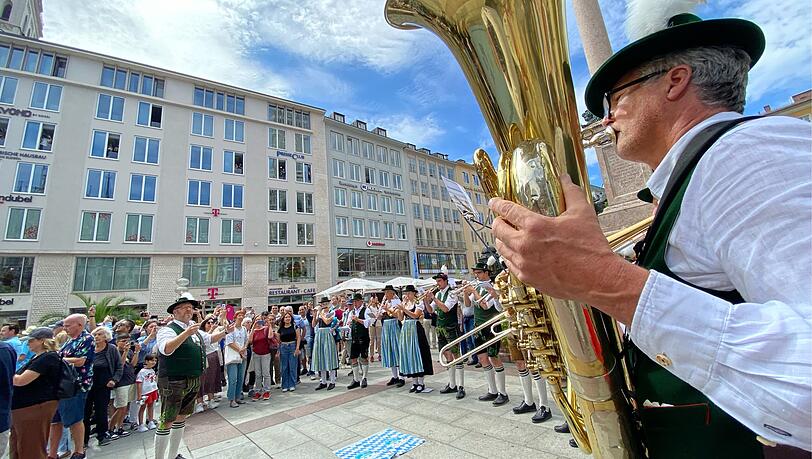 Die Neubiberger Blasmusik spielt die Olympia-Fanfare von 1972, während am Marienplatz das Banner ausgebreitet wird. Die Neubiberger Blasmusik spielt die Olympia-Fanfare von 1972, während am Marienplatz das Banner ausgebreitet wird.