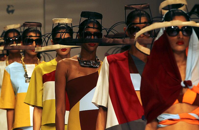 Fashion Week in der indischen Hafenmetropole Mumbai: Manche Kreationen sehen aus, als kämen sie von einem anderen Planeten. Der Stil bewegt sich in gewagter Weise zwischen Lady Gaga, Star Wars und Minnie Maus.