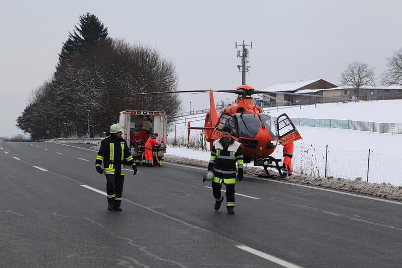 Schwerer Lkw-Unfall auf der A8 bei Frasdorf: Ein Lastwagen war in ein liegengebliebenes Fahrzeug gerast. Die Bilder.