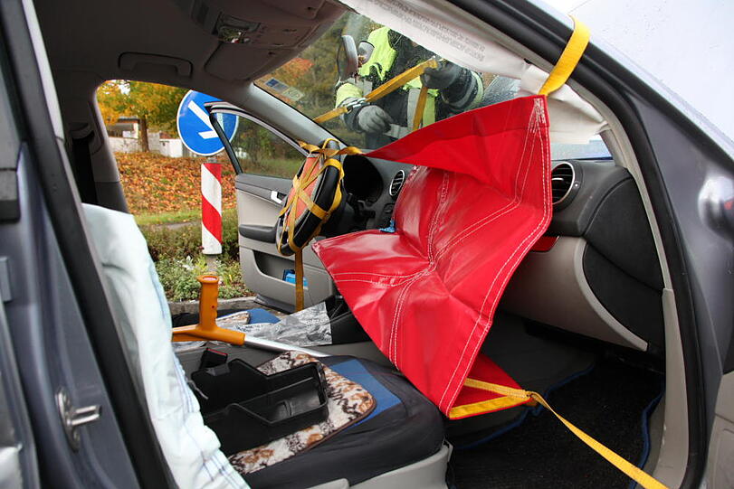 Unfall auf einer Kreuzung in Waldkraiburg. Eine Person wurde im Fahrzeug eingeschlossen und musste von der Feuerwehr befreit werden. Die Bilder vom Unfallort.