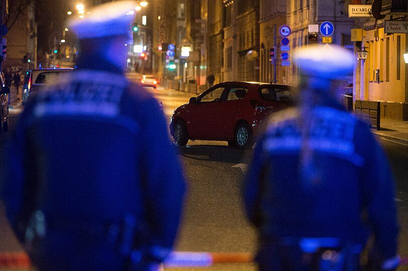 Zwei mutmaßliche Kriminelle wollten sich einer Festnahme entziehen und hatten bei der Flucht einen Polizisten schwer verletzt. Die Polizei eröffnete daraufhin das Feuer.