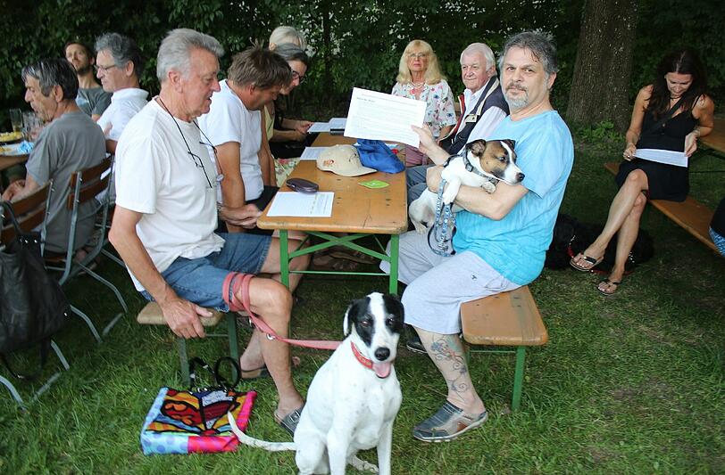 Paul Riedel (mit Hund auf dem Arm) und 41 weitere Isar-Anwohner sammeln Unterschriften gegen die Dauerparty am Flaucher. Ein Kompromiss soll her.