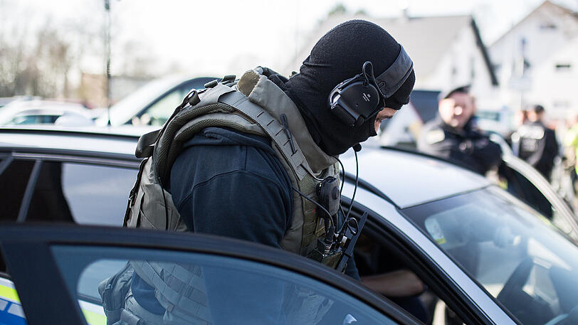 Banküberfall mit Geiselnahme in Duisburg: Die Bilder vom Polizeieinsatz.