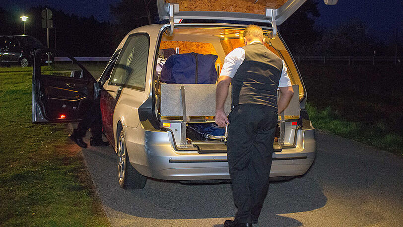 Ein Trümmerfeld auf der Staatsstraße 2245 in Zirndorf: Der Rollerfahrer starb noch vor Ort, der 30-Jährige stieß mit einem Streifenwagen zusammen, der gerade auf Einsatzfahrt war. Die Bilder.