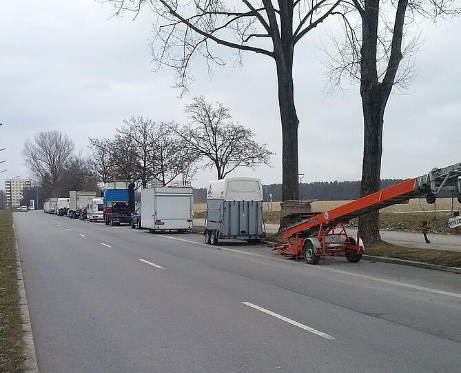 Eine Menge abgestellter Fahrzeuge verschandelt erheblich unsere Wohngegend und belastet das Naturschutzgebiet Nordhaide.