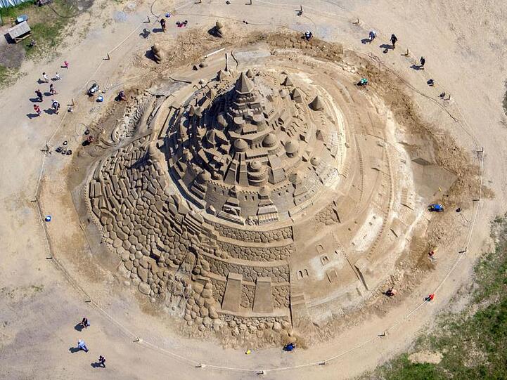 Spacig: Himmelwärts strebt die Sandburg von Binz.