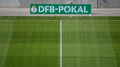 Eine Bande mit der Aufschrift DFB-Pokal steht am Spielfeld.
