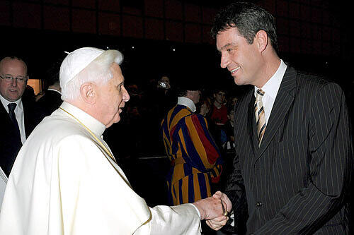 Handschlag mit dem Kirchenoberhaupt: Papst Benedikt XVI begrüßt Markus Söder.