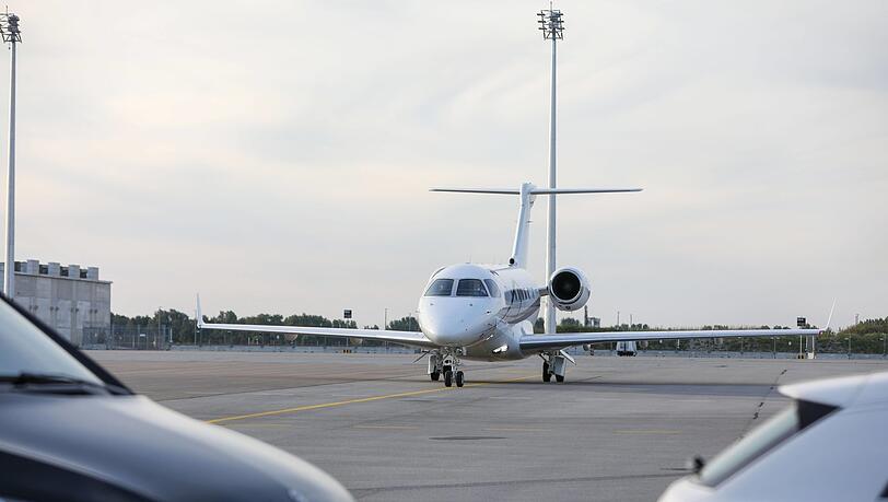 De Ligts Landung am Montagabend in München im Privatjet. De Ligts Landung am Montagabend in München im Privatjet.