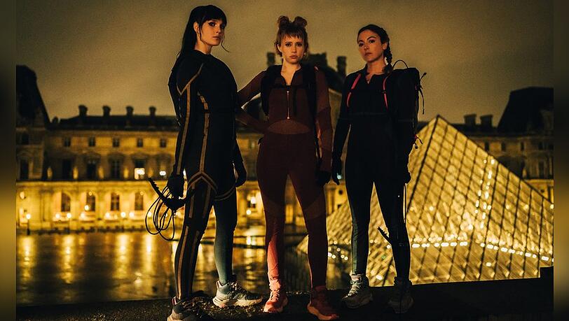 Die Schwestern Tamara (Camille Lou, v.l.), Alexia (Claire Romain) und Sylia (Constance Labbé) auf Raubzug in "Cat's Eyes" bei ZDFneo.