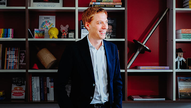 Kurz nach seiner Vereidigung hat Krause sein neues Büro gezeigt. Hintem im Regal steht die Olympische Fackel von 1972. Sie soll ein Glücksbringer sein, damit es mit der Bewerbung klappt. Kurz nach seiner Vereidigung hat Krause sein neues Büro gezeigt. Hintem im Regal steht die Olympische Fackel von 1972. Sie soll ein Glücksbringer sein, damit es mit der Bewerbung klappt.