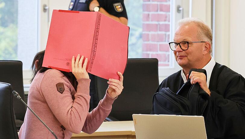 Die Angeklagte wird stets mit Fu&szlig;fesseln in den Gerichtssaal gef&uuml;hrt.