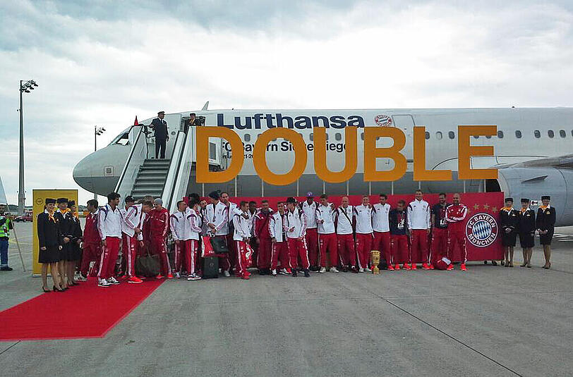 "DOUBLE": Dieses Bild von der Mannschaft vor dem "Siegerflieger" postet der FC Bayern kurz nach der Landung in München auf Twitter.