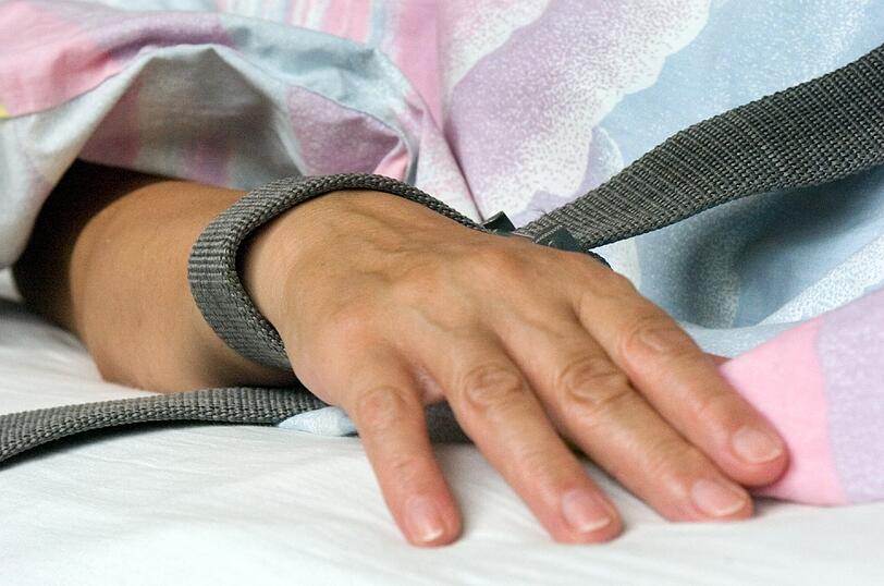 Neben den Handgelenken sind bei dem betroffenen Patienten 60 Tage lang auch noch sieben weitere Punkte am Körper fixiert gewesen.