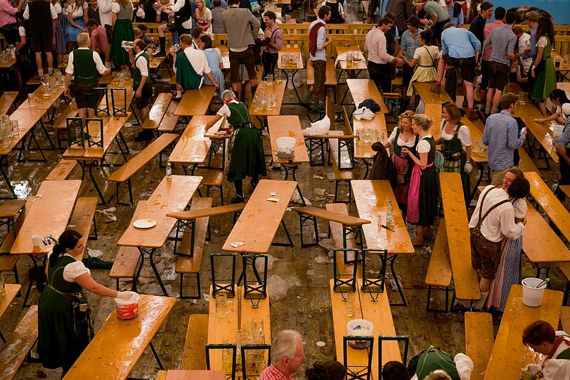Der Gautinger Architektur-Fotograf Rainer Viertlböck hat pünktlich zum Wiesnstart mit &bdquo;Oktoberfest&ldquo; (Schirmer / Mosel, 39,80 Euro) einen beeindruckenden neuen Bildband vorgelegt.