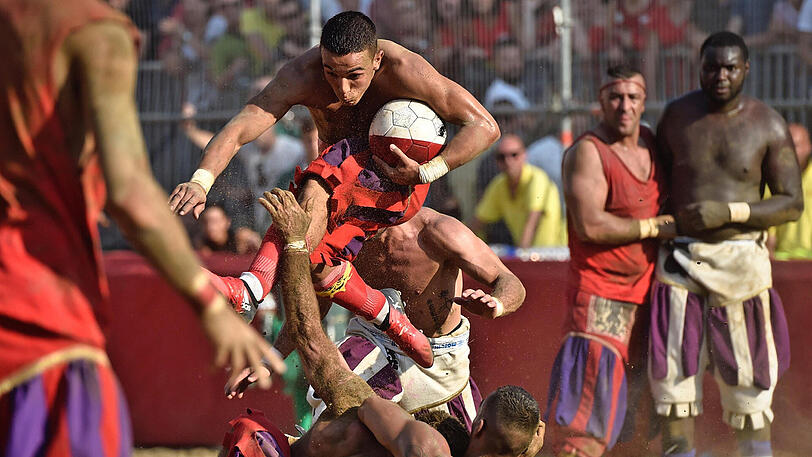 Der Spielball wird hier ganz schnell zur Nebensache - Schläge und Tritte sind hier ausdrücklich erlaubt. Die Biler vom Calcio Storico in Florenz.