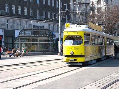 "Bim" nennen die Wiener ihre quietschgelbe Sightseeing-Tram