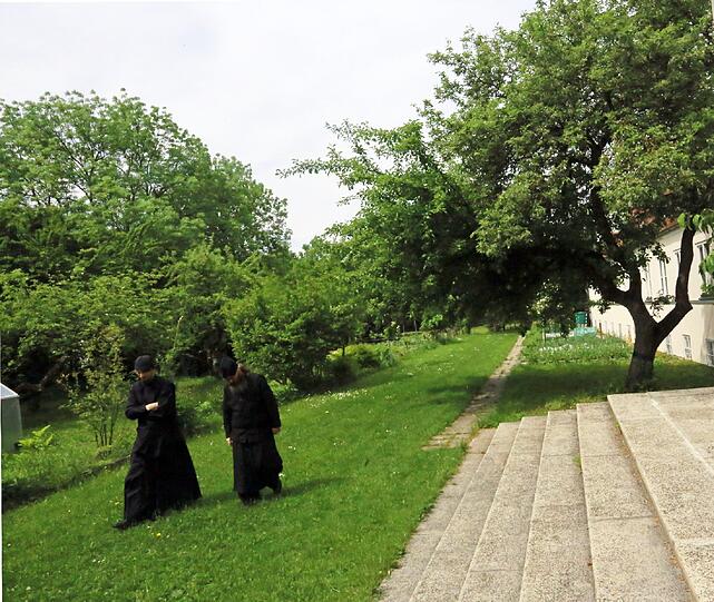 Die Mönche betreiben eine Druckerei und eine Kerzengießerei. Im Klostergarten bauen sie eigenes Gemüse an.