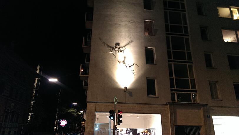 Das Zusammenspiel von Licht und Schatten lässt uns einen Mann erkennen, der von der Huaswand herabzuspringen scheint.
